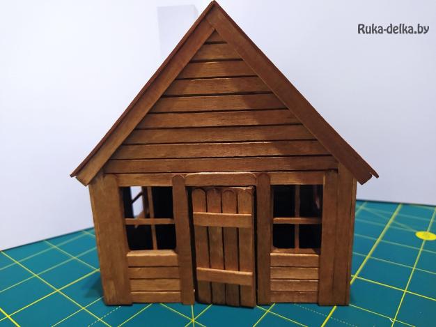 маленький деревянный домик