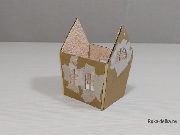 маленький домик из картона