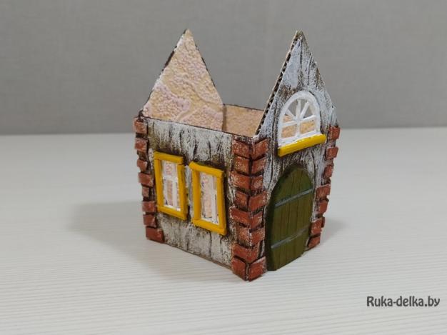маленький домик из картона