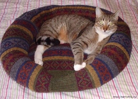 лежанка для кота из старого свитера