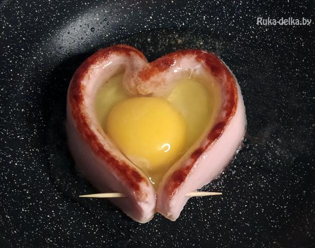 яичница в форме сердца