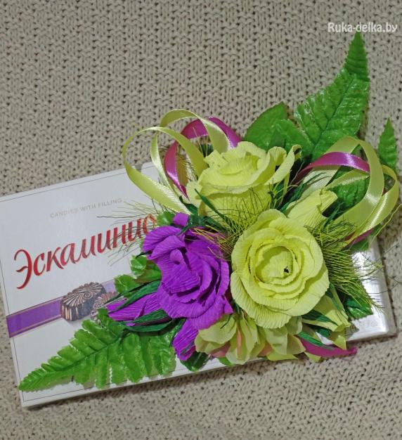 коробка с цветами из гофрированной бумаги