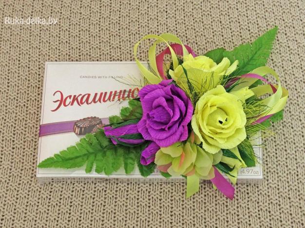 Коробка конфет с цветами из гофрированной бумаги - Букеты из конфет